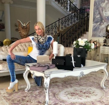 «Толи пьянки, толи шизофрения»: Волочкова выставляет «сумки-дешевки» и уверяет, что это Chanel - соцсети