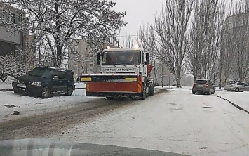В Николаеве для борьбы с гололедом на дорогах уже запаслись солью и песком в достаточном объеме