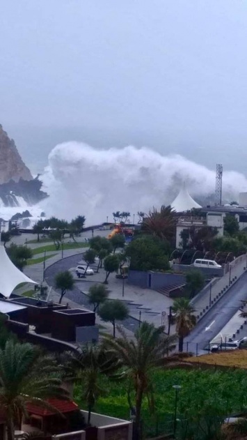 Мощный ураган ''Лесли'' добрался до Европы: появились фото и видео