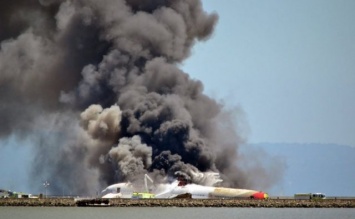 Пассажирский самолет упал прямо на толпу: первые сведения о жертвах