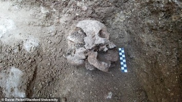 Жутко и странно. В Риме археологи нашли захоронение ребенка-«вампира»