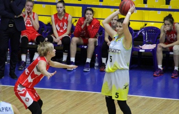 Баскетболистки Литвака в непростом противостоянии одолели соперниц из Ровно