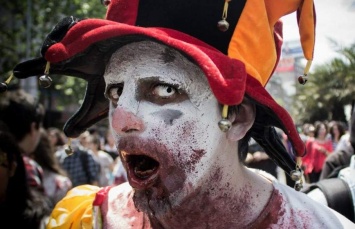 В столице Чили зомби вышли на парад