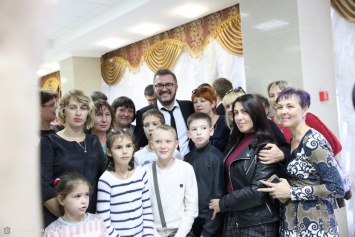 Певец Пономарев вместе с Савченко и Сенкевичем встретились с семьями Героев, погибших за независимость Украины
