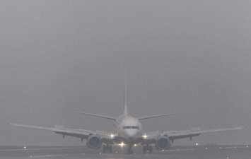 В московском аэропорту "Внуково" не могут приземлиться самолеты из-за сильного тумана