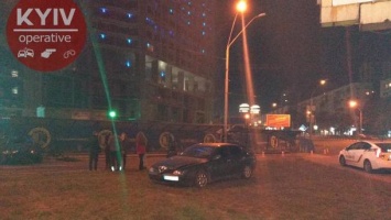 На проспекте Победы в Киеве Jaguar вытолкнул Alfa Romeo на тротуар