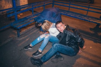 В Киеве пьяная компания ограбила пострадавший в ДТП автомобиль и устроила драку с полицией