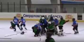 Массовая драка юных уральских хоккеистов во время игры попала на видео
