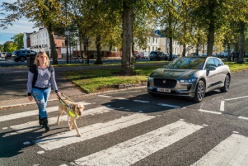 Jaguar разработал систему оповещения для слабовидящих пешеходов