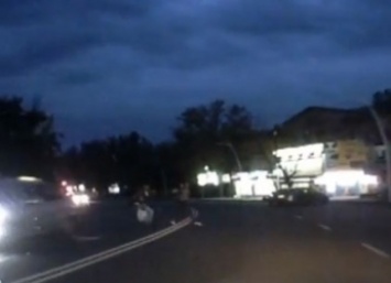 На проспекте водитель чудом увернулся от перебегавших дорогу пешеходов (видео)