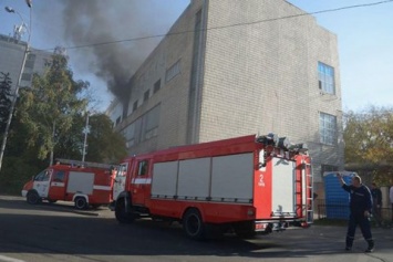 В Киеве горит здание завода "Транссигнал" на Жилянской