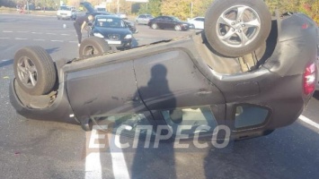 На Воскресенке в Киеве во время аварии на перекрестке перевернулся Renault Duster