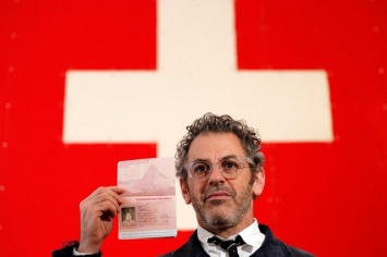 Американский художник в Лондоне продавал собственноручно «нарисованные» швейцарские паспорта. Российская теннисистка Мария Шарапова купила