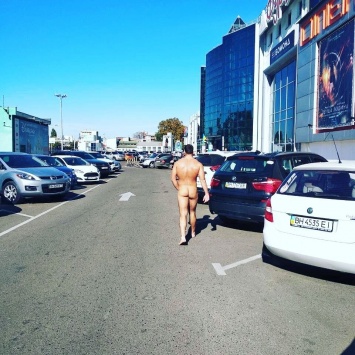 В Одессе по парковке гулял обнаженный мужчина
