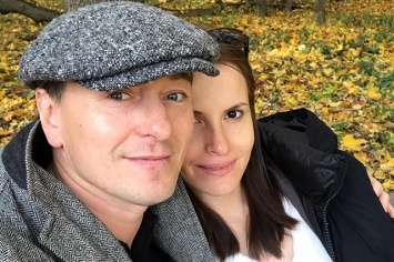 Сергей Безруков и беременная Анна Матисон наслаждаются золотой осенью