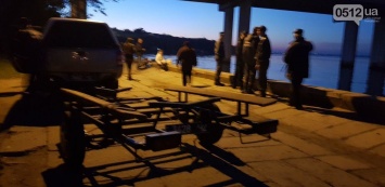 В Николаеве мужчина упал с Ингульского моста. Спасатели выручили, а пострадавший говорит, что его толкнули