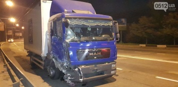 На Ингульском мосту водитель бросил разбитый грузовик сети АТБ