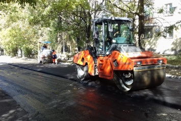В Симферополе продолжается ямочный ремонт дорог