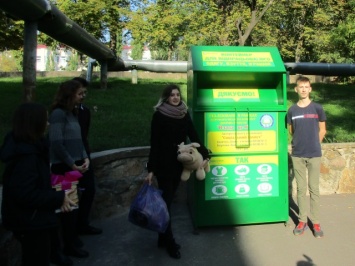 В Южноукраинске установили «социальные контейнеры» для подержанных вещей