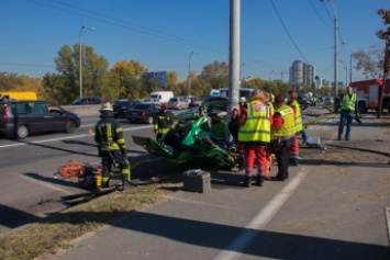 Смертельное ДТП в Киеве: автомобиль на высокой скорости вылетел с дороги, две девушки погибли (Фото, видео)