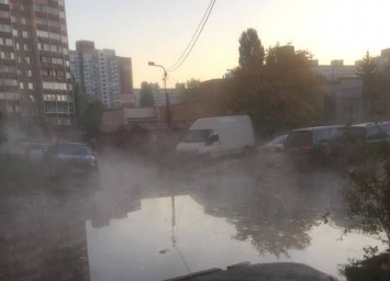 В Голосеевском районе Киева во дворах бьют горячие "фонтаны". Фото