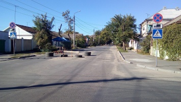 Жители улицы Кузнечной самовольно перекрыли движение машин, соорудив «баррикады». Полиция «футболит» к дорожникам
