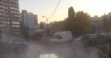 Виталя, где вода: в Киеве несколько дворов залило кипятком (ФОТО)