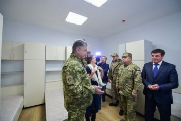 Порошенко осмотрел новое общежитие для военных в Старичах