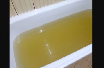Фотофакт: Запорожцы жалуются, что ржавой водой, которая течет из крана, даже мыться нельзя