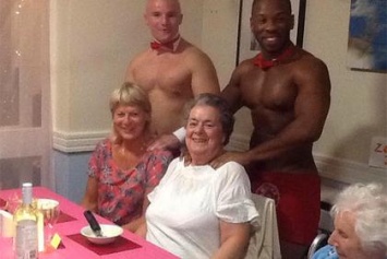 В Великобритании бабушки закатили вечеринку с голыми официантами в доме престарелых