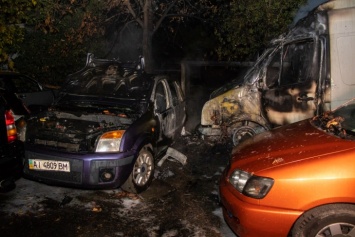 В Киеве на Голосеево сгорели две машины