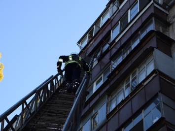 В Николаеве вчера дважды горели балконы - спасатели их не только потушили, но и спасли одного человека