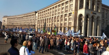 В Киеве проходит акция профсоюзов, требующих от Кабмина и Рады минимальной зарплаты в 7,7 тысяч гривен