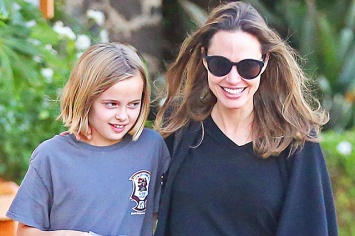 Сияющая Анджелина Джоли отвела дочь Вивьен в секцию карате