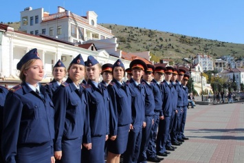 Севастопольских кадетов Следственного комитета накануне профессионального праздника посвятили в юные криминалисты