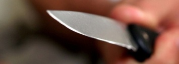 В Запорожье двое парней угрожали ножом ребенку