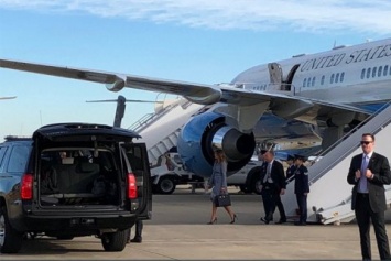 Самолет Мелании Трамп вернулся на базу через 10 минут после взлета