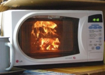 Рано утром в Запорожской области из-за микроволновки чуть не сгорела квартира
