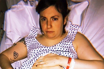 Лена Данэм перенесла очередную операцию и делится откровенными фото из больничной палаты