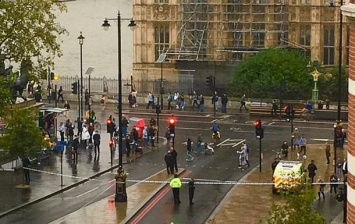 В Лондоне полиция взорвала подозрительный пакет возле парламента