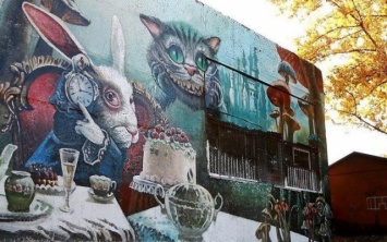 На Днепропетровщине появился мурал с персонажами из «Алисы в стране чудес»