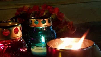 В Керчи к мемориалу жертв убийства в техникуме несут свечи