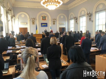 Депутаты Николаевского горсовета почтили минутой молчания погибших при взрыве в крымском коллегиуме