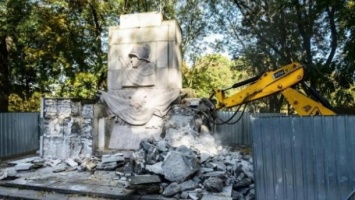 В Варшаве демонтировали последний памятник Благодарности советской армии