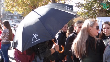 В Николаеве прошло шествие с черными зонтиками