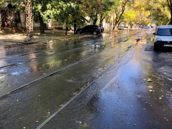 В Николаеве прорвало канализацию на пересечении Потемкинской и Артиллерийской: улицы заливает нечистотами