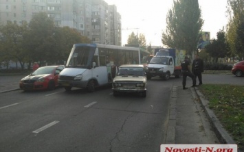 На Центральном проспекте водители автомобилей спровоцировали столкновение с троллейбусом, образовалась пробка