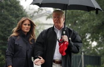 А как же Мелания? Дональд Трамп не поделился с женой своим зонтом