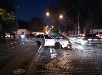 Нашкодила: водитель Skoda снесла светофор на одесском перекрестке