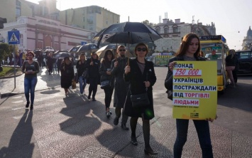 Молчание и черные зонты: одесситы провели марш против торговли людьми